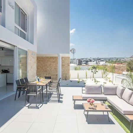 Rent Your Dream Holiday And Look Forward To Relaxing Beside Your Private Pool 1547